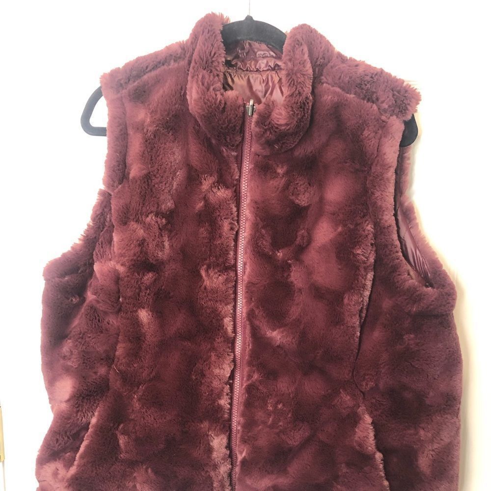Faux fur burgundy reversible winter vest, size large - Picture 2 of 9